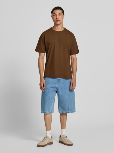 Mężczyznę model nosi Regular Fit T-Shirt mit Rundhalsausschnitt von Jack & Jones, bawełna, krój regular fit, okrągły dekolt, rękaw o dł. 1/2, długość tyłu w rozmiarze M: 70 cm, pełny widok z przodu