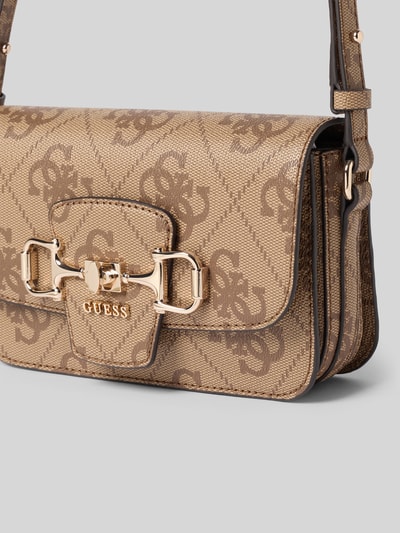 Produktfoto, Umhängetasche mit Label-Detail Modell 'JANIE' von Guess, beżowa, złoty detal, gładka faktura, z regulowanym paskiem, Szerokość w rozmiarze 1: 21 cm, długość: 14 cm, głębokość: 5 cm, długość paska: 78 cm, kieszeń na zamek, zamknięcie na zatrzask