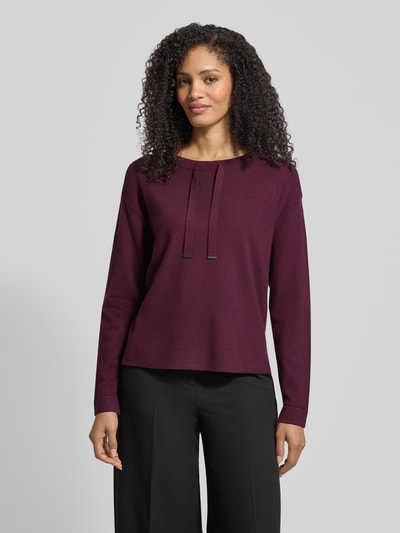 Frauenmodel trägt Strickpullover mit Tunnelzug von Betty Barclay, Viskose-Mix, lockerer Schnitt, gerippte Abschlüsse, Rundhalsausschnitt, Ganzkörperansicht von vorne.