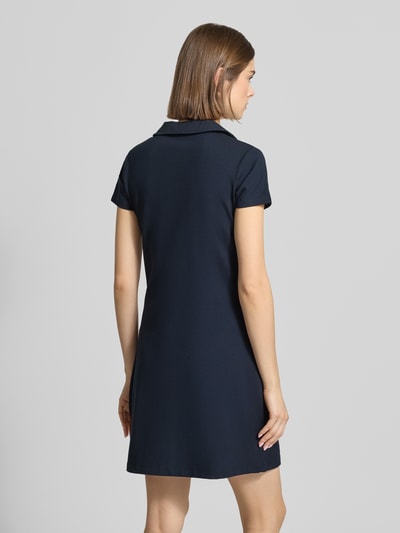 Frauenmodel trägt Minikleid mit durchgehendem Reißverschluss von G-Star Raw, dunkelblauer Viskose-Mix mit Stretch-Anteil, Körpernaher-Schnitt, Umlegekragen, Rückenlänge 86 cm bei Größe S, Brustweite 44 cm, Ärmellänge 14 cm, Ganzkörperansicht Rückansicht.