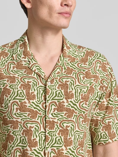 Männermodel trägt Regular Fit Freizeithemd aus Viskose-Lyocell-Mix mit Reverskragen von MCNEAL im Allover-Look, Nahaufnahme Oberkörper. Rückenlänge bei Größe M: 73 cm, Schulterbreite: 51 cm, Ärmellänge: 26 cm.