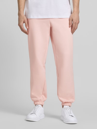 Männermodel trägt Regular Fit Sweatpants aus Baumwoll-Mix von Lacoste, Optik: Unifarben, Logo-Stitching, Sweat, Ganzkörperansicht von vorne.