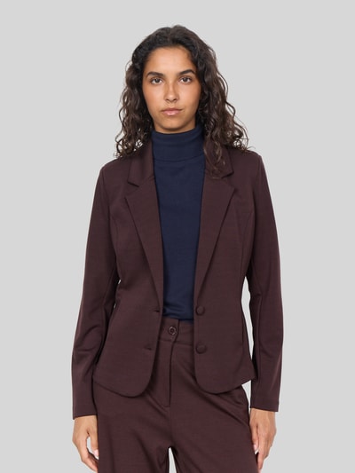Frauenmodel trägt żakiet Slim Fit Soyaconcept Model 'SC-DANIELA 1' o jednokolorowym wyglądzie, z kołnierzem z połami, zapięcie na 2 guziki, długie rękawy, materiał z dodatkiem wiskozy, Ganzkörperansicht von vorne.