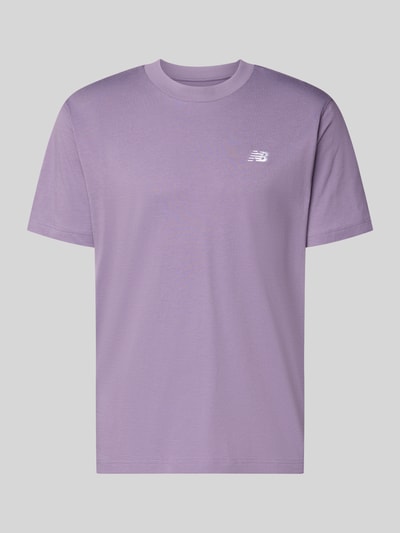 Produktfoto, T-Shirt mit Logo und Rundhalsausschnitt von New Balance in Flieder, reine Baumwolle, Regular-Fit, Rückenlänge 74 cm, Logo auf Brust