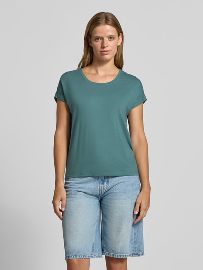 Frauenmodel trägt Regular Fit T-Shirt aus Viskose-Mix Modell 'MOSTER' von ONLY, grün, glatte Textur, Damen T-Shirt, Ganzkörperansicht von vorne.