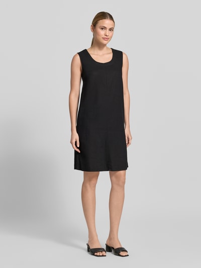 Frauenmodel trägt knielanges Kleid aus Leinen-Viskose-Mix Modell 'LAVA' von FREE/QUENT, gerade geschnitten, schwarz, Ganzkörperansicht von vorne.