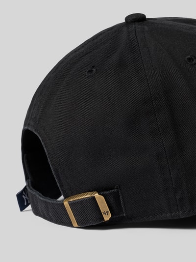Produktfoto, Basecap aus reiner Baumwolle Modell 'NEYYAN' von '47, schwarze klassische Form, verstärkter Schirm, gesticktes Logo, verstellbarer Verschluss, eingestickte Luftlöcher, für Herren