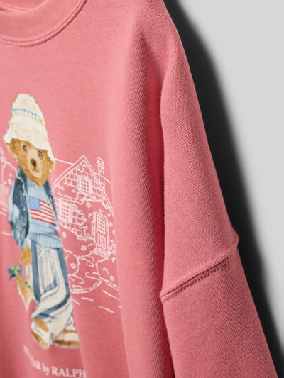Produktfoto, Regular Fit Sweatshirt aus Baumwoll-Mix mit BEAR-Motiv von Polo Ralph Lauren Teens, gładki różowy materiał, aplikacja POLO BEAR, nadruk z napisem, okrągły dekolt, długie rękawy, rękawy i dół ze ściągaczem, tekstura dresowa