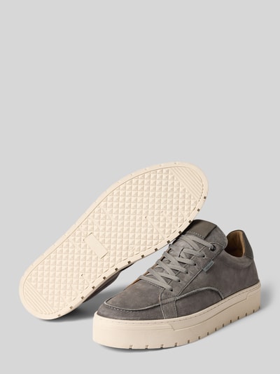 Produktfoto, Sneaker aus echtem Leder Modell "IVAR-22" von PS Poelman in Grau, strukturierte Sohle, runde Form, Schnürverschluss, Herrenschuh