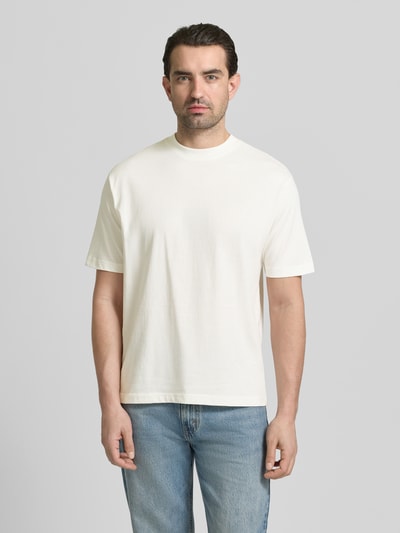 Männermodel trägt Regular Fit T-Shirt aus reiner Baumwolle von MCNEAL in Weiß, Rundhalsausschnitt, kurze Ärmel, Ganzkörperansicht von vorne.