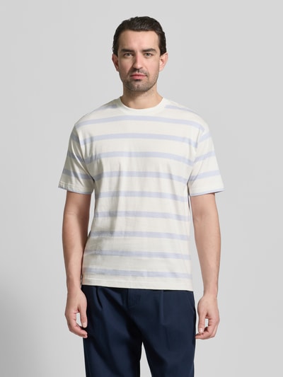 Männermodel trägt T-Shirt mit geripptem Rundhalsausschnitt von MCNEAL, Regular Fit, helle Streifen, Rückenlänge 74 cm, Ganzkörperansicht von vorne