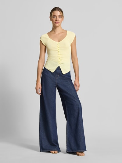 Frauenmodel trägt Strickshirt mit Knopfleiste und Raffungen von JAKE*S STUDIO WOMAN, gelb, Viskose-Mix, Körpernaher-Schnitt, V-Ausschnitt, Ganzkörperansicht von vorne.