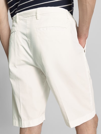 Männermodel trägt Hose mit Gesäßtaschen von MARKUP aus Reine Baumwolle, Regular-Fit, cremefarben, Ganzkörperansicht Rückansicht.