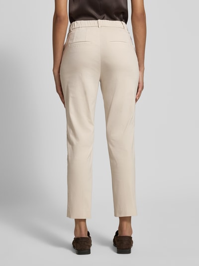 Frauenmodel trägt Hose in verkürzter Passform Modell 'Flour 2' von STEHMANN aus Baumwoll-Mix mit Stretch-Anteil, Eingrifftaschen, Ganzkörperansicht Rückansicht.