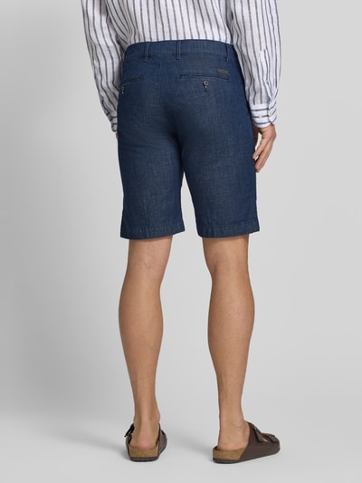Männermodel trägt Bermudas in Denim-Optik mit Paspeltasche von Pierre Cardin, Baumwoll-Mix, Regular Fit, Ganzkörperansicht Rückansicht.
