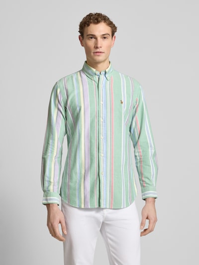 Männermodel trägt Regular Fit Freizeithemd aus reiner Baumwolle von Polo Ralph Lauren mit grünem Allover-Streifenmuster, Knopfleiste, Ganzkörperansicht von vorne.