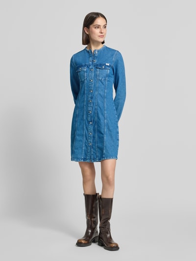 Vrouwenmodel draagt jeanskleid met borstzakken model 'PAOLA ALTO' van Mustang, puur katoen, getailleerd model, mini-jurk, overhemdkraag. Ganzekörperaanzicht van voren.