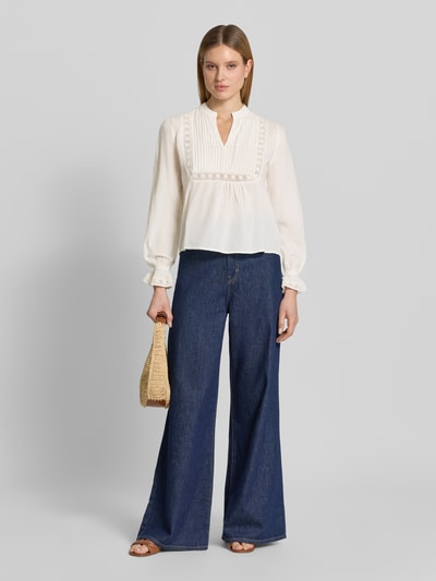 Vrouwenmodel draagt witte blouse met gehaakt kant Bluse mit Häkelspitze Modell 'Tamya' van mbyM, puur katoen, recht model, serafinokraag, elastische mouwboorden, ruglengte bij maat S 61 cm, mouwlengte 62 cm, voorkant volledige lichaamsopname.