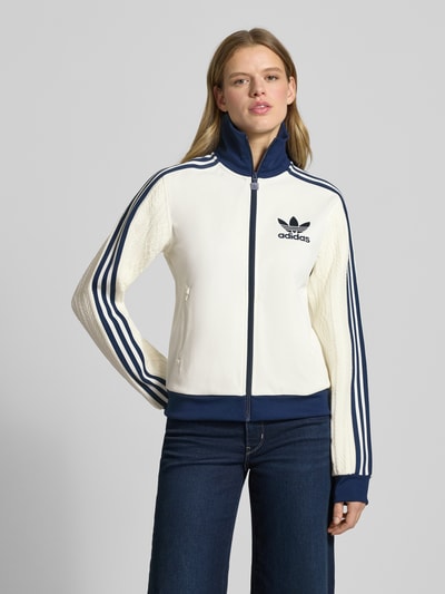 Frauenmodel trägt Strickjacke mit Reißverschluss von adidas Originals in Creme und Blau, Baumwoll-Mix, Label-Stitching, Ganzkörperansicht von vorne