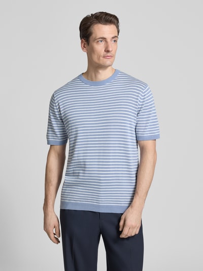 Männermodel trägt Strickshirt mit Rundhalsausschnitt von Christian Berg Men, Reine Baumwolle, Regular-Fit, Streifenmuster, Ganzkörperansicht von vorne.
