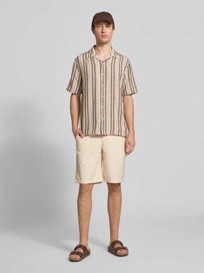 Männermodel trägt Regular Fit Freizeithemd aus Baumwoll-Mix Modell 'TREV LIFE' von Only & Sons, Optik:Allover-Muster, gestreift, Ganzkörperansicht von vorne.