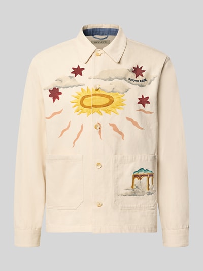 Produktfoto, Regular Fit Overshirt mit Motiv-Prints- und -Applikationen von Scotch & Soda aus reiner Baumwolle, beige mit bunten Details, sichtbare Knopfleiste, große Taschen und Kentkragen, Rückenlänge 68 cm bei Größe M