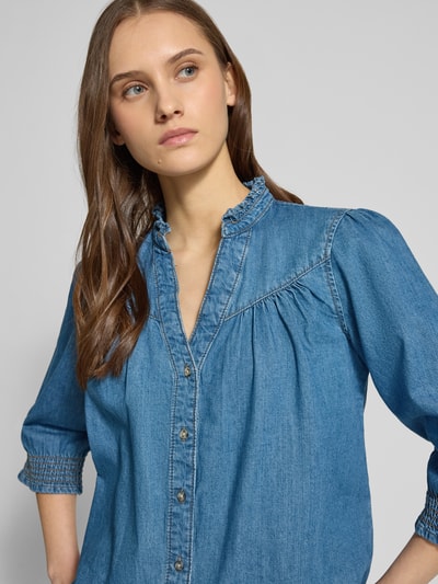 Vrouwenmodel draagt Regular Fit Jeansblouse uit puur katoen model 'RAYA' van Only, effen denim, V-hals, knoopsluiting, close-up bovenlichaam.