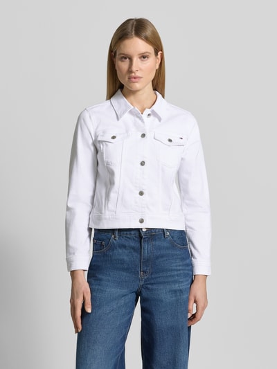Kobiece model prezentuje Slim Fit Jeansjacke aus Baumwoll-Mix od Tommy Hilfiger, biała, denim, krój slim fit, przód, ujęcie całopostaciowe.