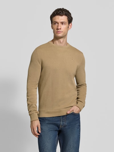 Männermodel trägt Regular Fit Strickpullover aus reiner Baumwolle mit Label-Detail von LERROS, Beige, glatte Textur, Ganzkörperansicht von vorne. Herren Strickpullover, elastische Abschlüsse, Rückenlänge 68 cm, Ärmellänge 69 cm.
