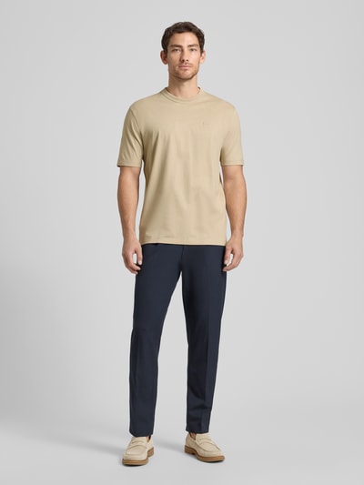Męski model nosi Regular Fit T-Shirt aus reiner Baumwolle Modell 'H-TAUT 15' von BOSS w kolorze beżowym, krój regular fit, jednolity, okrągły dekolt, krótki rękaw, czysta bawełna, całkowity widok z przodu