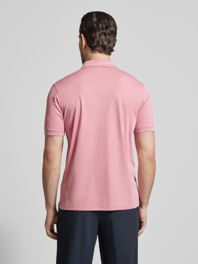 Męski model nosi Relaxed Fit Poloshirt aus Baumwoll-Mix von RAGMAN, mieszanka bawełny, kołnierzyk polo, krótki rękaw, kieszeń na piersi, całkowity widok z tyłu.