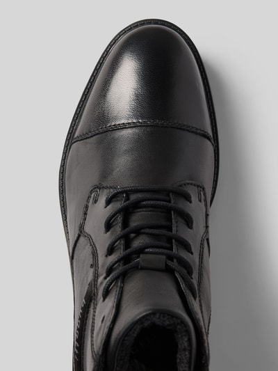 Produktfoto, Boots aus echtem Leder Modell 'Caj' von bugatti in Schwarz mit abgerundeter Passform, Schnürverschluss und Logo-Detail, leicht profilierte Sohle, Absatzhöhe 3 cm, Schafthöhe 12 cm, Schaftweite 11 cm