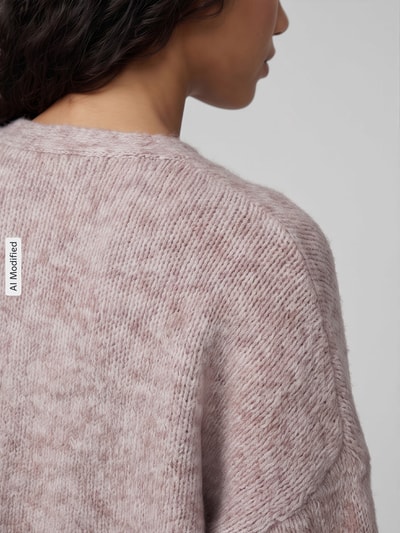 Kobiece modelka ma na sobie jasnoróżowy kardigan rozpinany Regular Fit z dodatkiem wełny model 'NELLIE' od ONLY, ujęcie z tyłu, KI-modifiziertes Bild. Kardigan rozpinany damski ONLY.