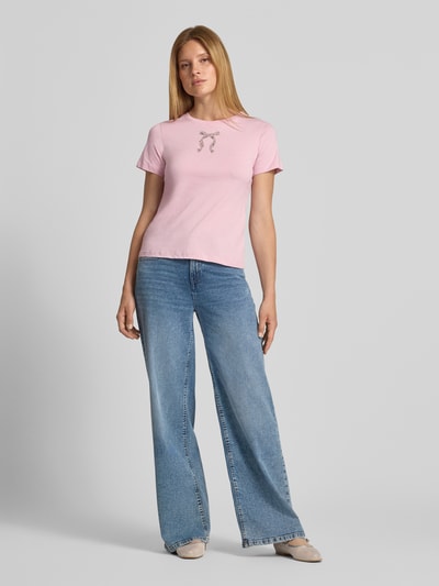 Frauenmodel trägt T-Shirt mit Perlen und Rundhalsausschnitt Modell 'Tamme' von JOOP!, rosa Baumwolle, Regular Fit, Ganzkörperansicht von vorne.