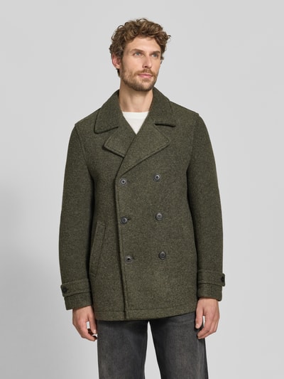 Männermodel trägt Jacke mit Reverskragen und Ärmelriegeln von MCNEAL in Olivgrün, Material-Mix mit Woll-Anteil, Zweireiher, Regular Fit, Eingrifftaschen, Knopfverschluss, Ganzkörperansicht von vorne.