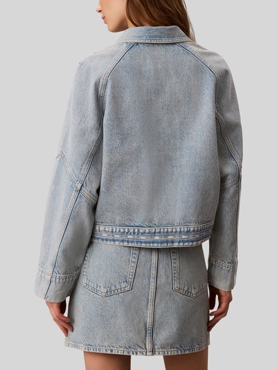 Calvin Klein Jeans Regular Fit Jeansjacke aus reiner Baumwolle mit Logo-Tape Hellblau 4