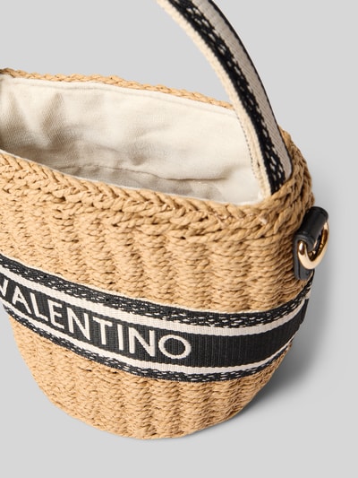 Produktfoto, Handtasche in Flecht-Optik von VALENTINO BAGS, beigefarbene Struktur, schwarzes Logo-Stitching, geflochtene Textur