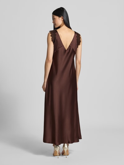 Frauenmodel trägt Midikleid aus Satin mit Spitzenbesatz von Luisa Cerano in Braun, ärmellos, tailliert, Ganzkörperansicht Rückansicht.