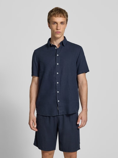 Männermodel trägt Slim Fit Leinenhemd mit Viskose-Anteil Modell 'Bobby' von Blend, Dunkelblau, Kentkragen, Knopfleiste, Kurzärmelig, Ganzkörperansicht von vorne. Rückenlänge 75 cm, Schulterbreite 38 cm, Ärmellänge 23 cm.