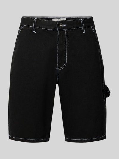 Produktfoto, Shorts mit Kontrastnähten Modell 'Mito' von Redefined Rebel, reine Baumwolle, schwarze Farbe, sichtbare weiße Nähte, Regular Fit, Eingrifftaschen, mittlere Länge, glatte Textur, Bundweite 44 cm, Innenbeinlänge 28 cm.