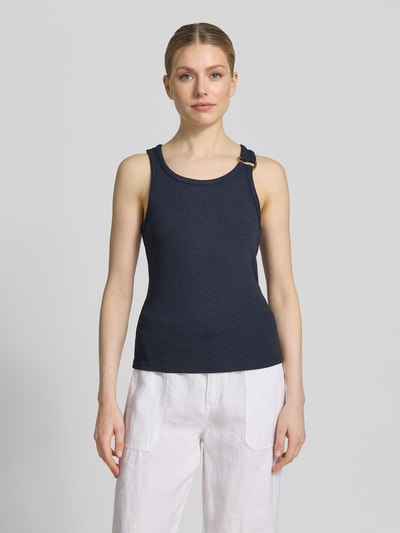 Frauenmodel trägt Regular Fit Tank Top aus Viskose-Mix Modell 'KIKI' von Vero Moda in Optik: Unifarben mit Zier-Applikation, U-Ausschnitt, breite Träger und Ripp-Materialverarbeitung; dunkler Blauton, glatte und gerippte Textur, Ganzkörperansicht von vorne.