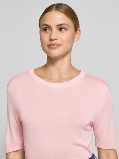 Frauenmodel trägt Strickshirt aus Viskose-Mix mit Rundhalsausschnitt von Smith and Soul in Rosa, glatte Textur, Nahaufnahme Oberkörper. Damen Strickshirt, Slim Fit, gerippte Abschlüsse, Rückenlänge 56 cm, Ärmellänge 23 cm.