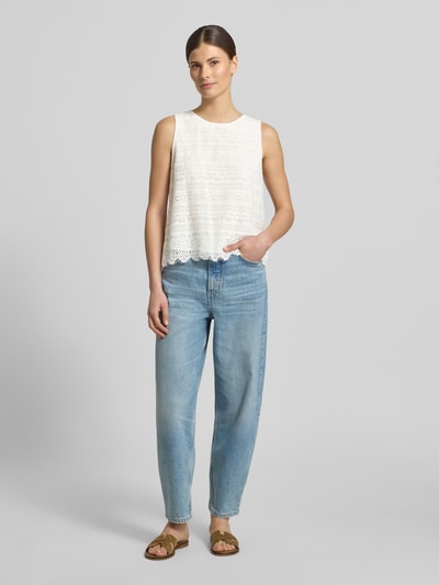 Frauenmodel trägt Blusentop aus Spitze mit Rundhalsausschnitt von comma, Cremefarbe, Baumwoll-Mix, Regular Fit, Ganzkörperansicht von vorne.