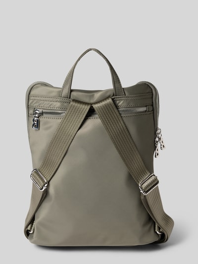 Produktfoto, olivgrüner Rucksack mit Label-Detail Modell 'verbier play 1.0' von BOGNER, Tragehenkel, verstellbare Schulterriemen, Hauptfach mit Reißverschluss, Maße 29 cm Breite, 34 cm Länge, 13 cm Tiefe, Riemenlänge 27 cm.