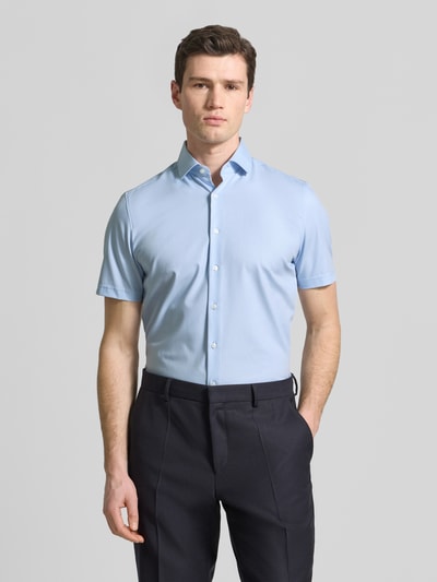 Męski model nosi Slim Fit Business-Hemd in kurzärmligem Design Modell 'Modern' od OLYMP, błękit, krój slim fit, całkowity widok z przodu