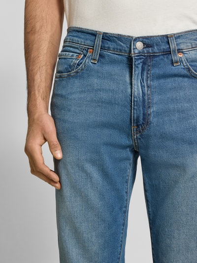 Männermodel trägt Jeans mit 5-Pocket-Design von Levi's®, Baumwoll-Elasthan-Mix, Slim Fit, mittlerer Blauton, Nahaufnahme Oberkörper.