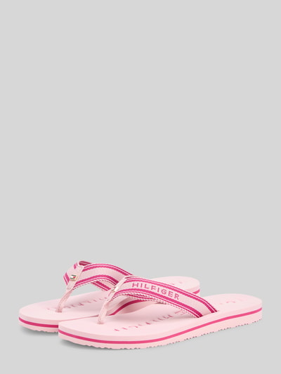 Produktfoto, Zehentrenner mit Logo Details von Tommy Hilfiger, two tone Optik, rosa und pink, flache Sohle, abgerundete Spitze