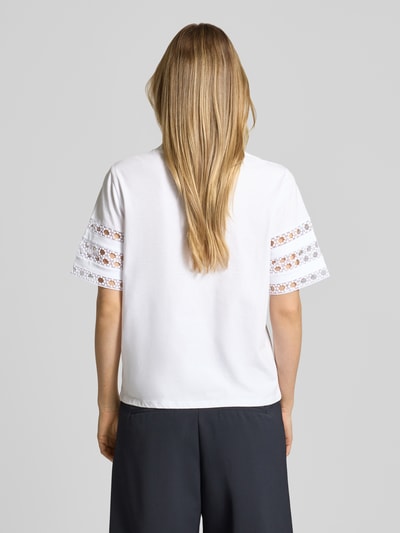 Frauenmodel trägt Damen T-Shirt mit 1/2-Arm Modell 'APE' von EMME aus Reine Baumwolle, Spitzenbesatz am Arm, taillierte Passform, Rückenlänge 56 cm, Ganzkörperansicht Rückansicht.