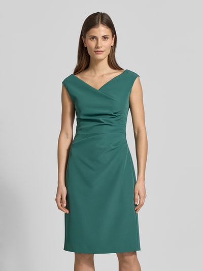 Vrouwenmodel draagt Knielanges Cocktailkleid mit Raffungen van Vera Mont in groen, materiaalmix met stretch, recht model, knielengte, v-hals, borstwijdte maat 36: 42 cm, ruglengte 99 cm, vooraanzicht bovenlichaam.