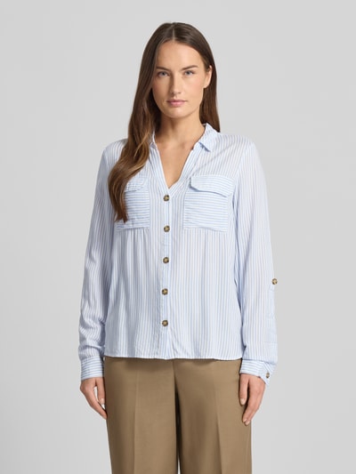 Vrouwenmodel draagt Relaxed Fit Hemdbluse aus reiner Viskose Modell 'BUMPY' van Vero Moda, gestreept two tone, borstzakken, vooraanzicht.